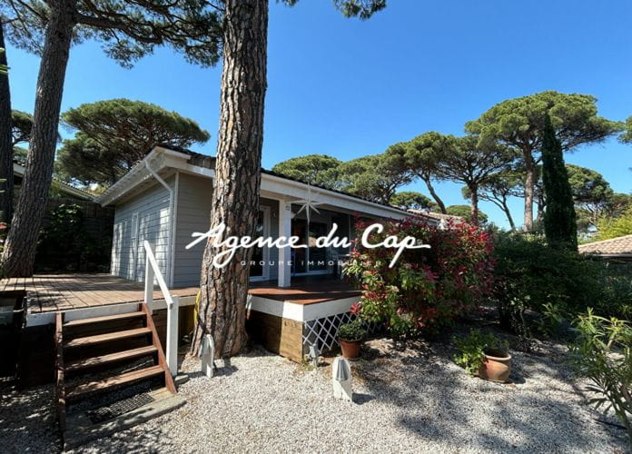 For sale chalet of 55 sqm with 3 bedrooms, located in a private estate with pool near the port and beaches of grimaud, in gassin (1)