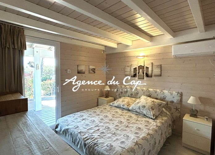 For sale chalet of 55 sqm with 3 bedrooms, located in a private estate with pool near the port and beaches of grimaud, in gassin (5)