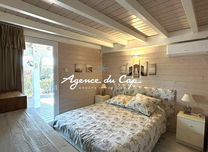 For sale chalet of 55 sqm with 3 bedrooms, located in a private estate with pool near the port and beaches of Grimaud, in gassin