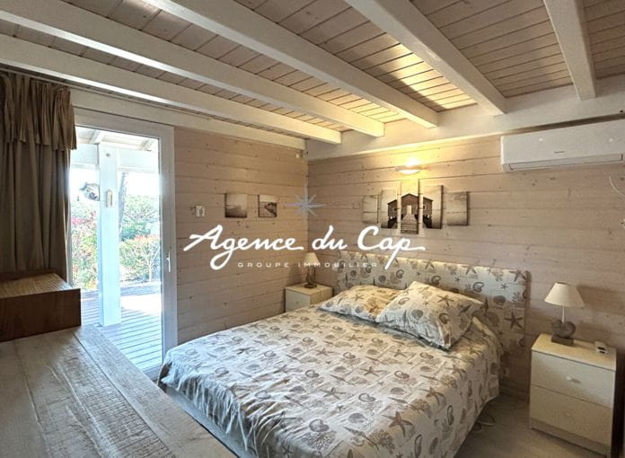 À vendre chalet de 55 m² avec 3 chambres, situé dans un domaine privé avec piscine à proximité du port et des plages de Grimaud, à gassin