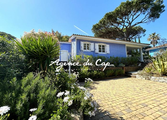 For sale chalet of 57 sqm with 2 master suites located in a private estate with swimming pool close to the port and beaches of grimaud, in gassin (1)