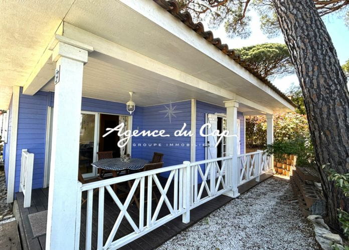 For sale chalet of 57 sqm with 2 master suites located in a private estate with swimming pool close to the port and beaches of grimaud, in gassin (2)