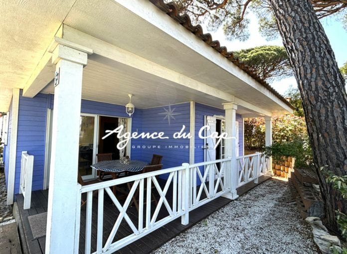 For sale chalet of 57 sqm with 2 master suites located in a private estate with swimming pool close to the port and beaches of Grimaud, in gassin