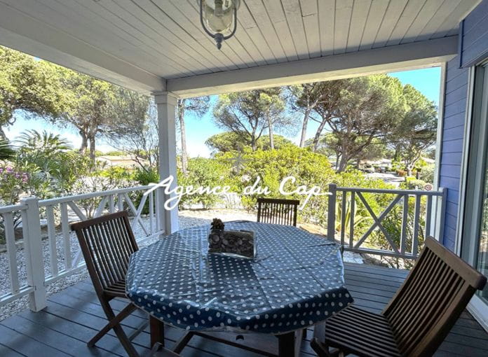 For sale chalet of 57 sqm with 2 master suites located in a private estate with swimming pool close to the port and beaches of Grimaud, in gassin