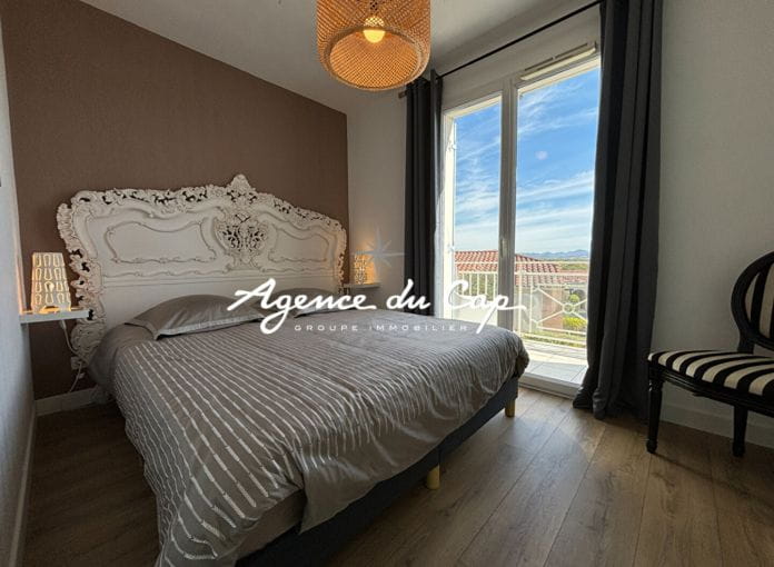 A vendre appartement 4 pieces de 56m² avec vue mer et collines dans une résidence privée, à saint aygulf