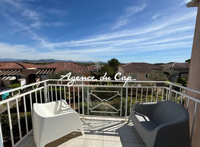 A vendre appartement 4 pieces de 56m² avec vue mer et collines dans une résidence privée, à saint aygulf