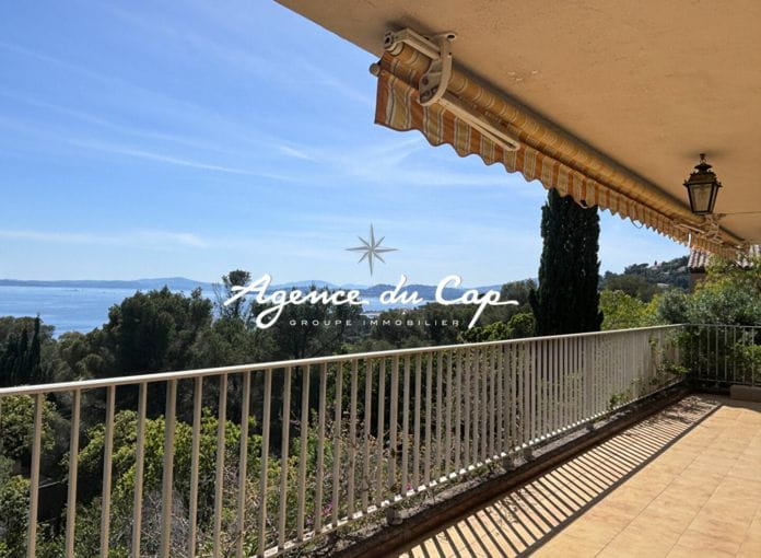 À vendre villa à rénover avec 4 chambres, offrant une vue mer panoramique sur le golfe de saint-tropez, aux Issambres