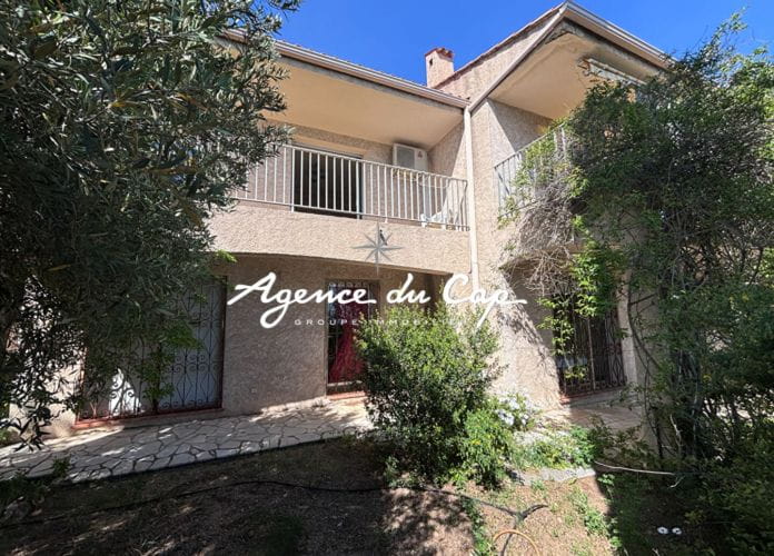 à vendre villa à rénover avec 4 chambres, offrant une vue mer panoramique sur le golfe de saint-tropez, aux issambres (3)