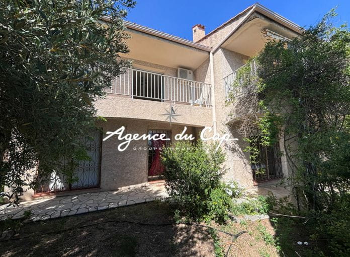 À vendre villa à rénover avec 4 chambres, offrant une vue mer panoramique sur le golfe de saint-tropez, aux Issambres