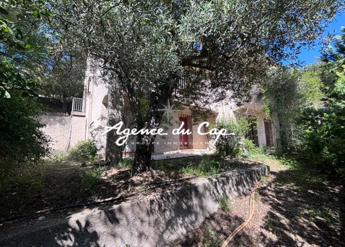 à vendre villa à rénover avec 4 chambres, offrant une vue mer panoramique sur le golfe de saint-tropez, aux issambres (4)