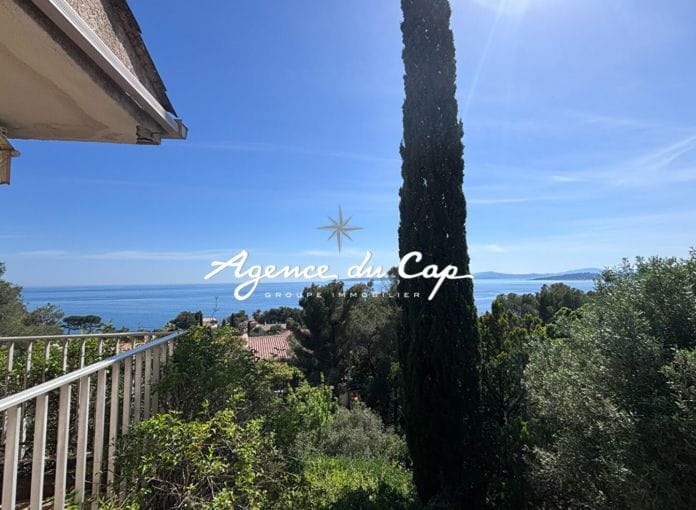 À vendre villa à rénover avec 4 chambres, offrant une vue mer panoramique sur le golfe de saint-tropez, aux Issambres