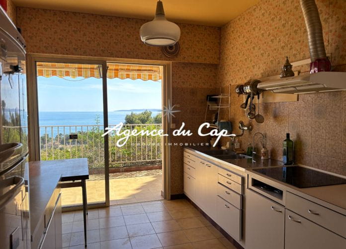 à vendre villa à rénover avec 4 chambres, offrant une vue mer panoramique sur le golfe de saint-tropez, aux issambres (7)