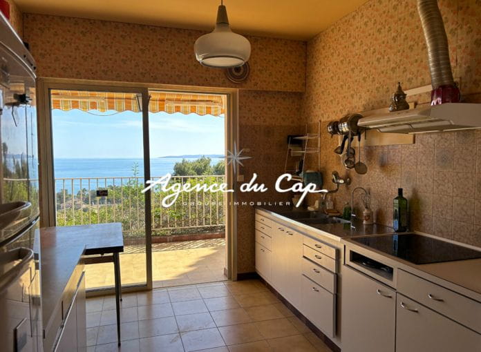 À vendre villa à rénover avec 4 chambres, offrant une vue mer panoramique sur le golfe de saint-tropez, aux Issambres