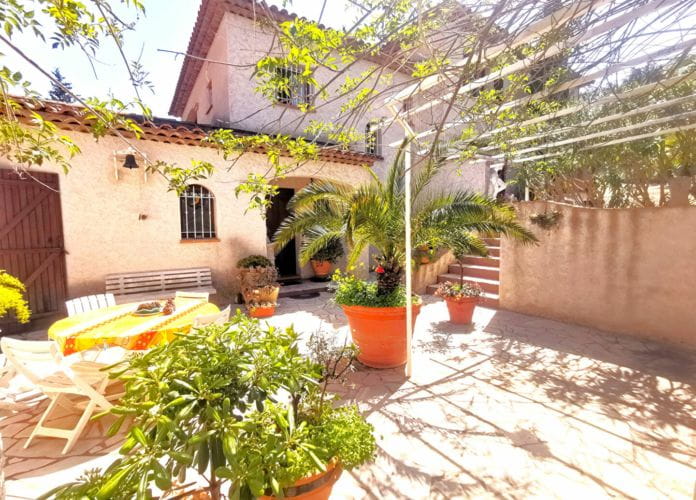 Provençal villa for sale of 250sqm with 5 bedrooms, 2 studios and a 2-room apartment, on landscaped land with swimming pool, in saint aygulf. (1)