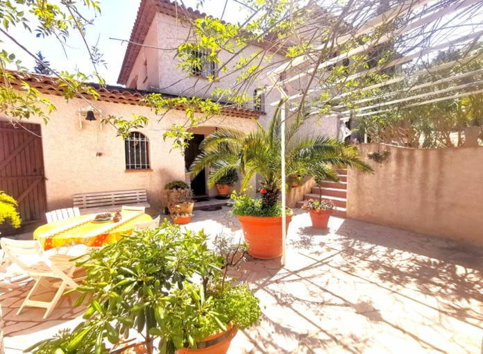 Provençal villa for sale of 250sqm with 5 bedrooms, 2 studios and a 2-room apartment, on landscaped land with swimming pool, in saint aygulf.