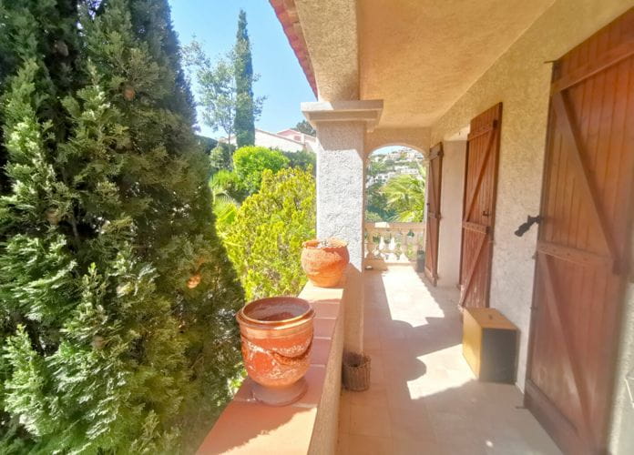 Provençal villa for sale of 250sqm with 5 bedrooms, 2 studios and a 2-room apartment, on landscaped land with swimming pool, in saint aygulf. (11)