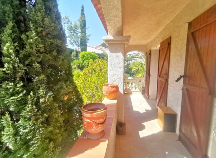 Provençal villa for sale of 250sqm with 5 bedrooms, 2 studios and a 2-room apartment, on landscaped land with swimming pool, in saint aygulf.