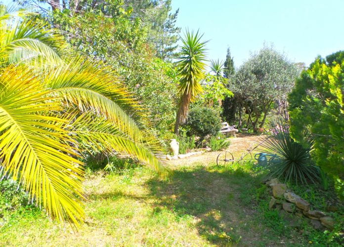 Provençal villa for sale of 250sqm with 5 bedrooms, 2 studios and a 2-room apartment, on landscaped land with swimming pool, in saint aygulf. (14)