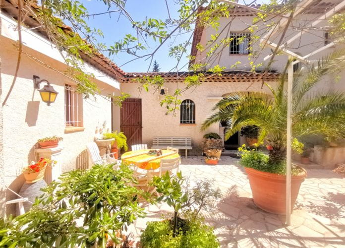 Provençal villa for sale of 250sqm with 5 bedrooms, 2 studios and a 2-room apartment, on landscaped land with swimming pool, in saint aygulf. (17)