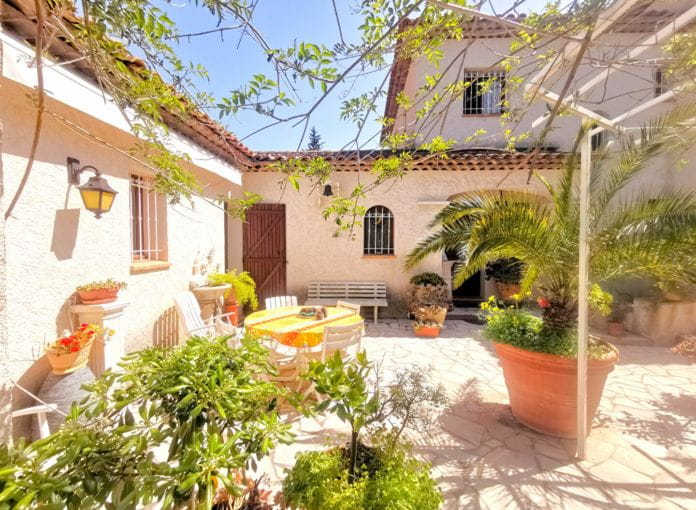 Provençal villa for sale of 250sqm with 5 bedrooms, 2 studios and a 2-room apartment, on landscaped land with swimming pool, in saint aygulf.