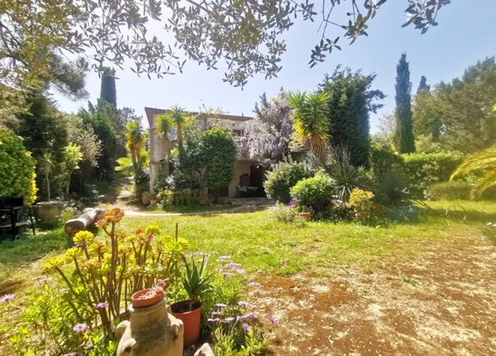 Provençal villa for sale of 250sqm with 5 bedrooms, 2 studios and a 2-room apartment, on landscaped land with swimming pool, in saint aygulf. (3)