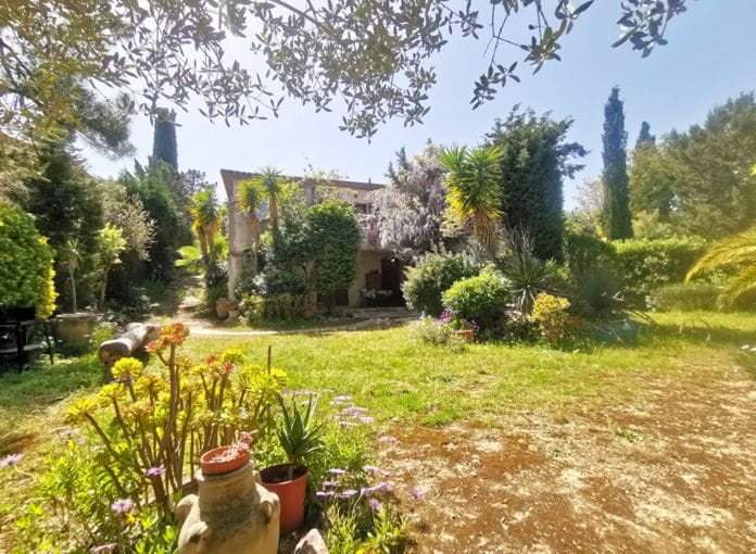 Provençal villa for sale of 250sqm with 5 bedrooms, 2 studios and a 2-room apartment, on landscaped land with swimming pool, in saint aygulf.