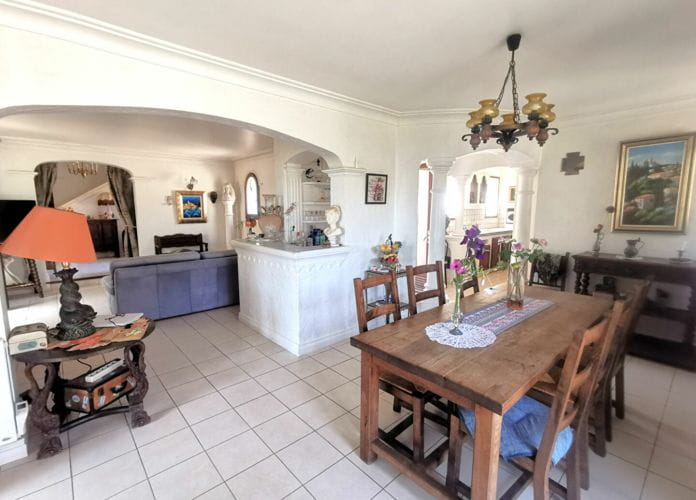 Provençal villa for sale of 250sqm with 5 bedrooms, 2 studios and a 2-room apartment, on landscaped land with swimming pool, in saint aygulf. (4)