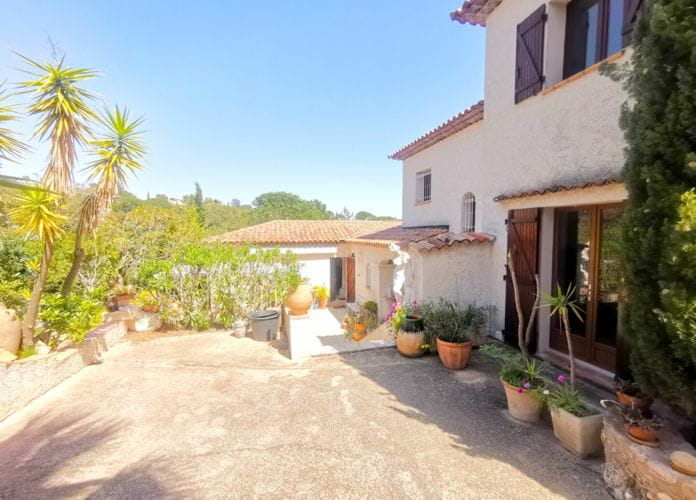 Provençal villa for sale of 250sqm with 5 bedrooms, 2 studios and a 2-room apartment, on landscaped land with swimming pool, in saint aygulf. (6)