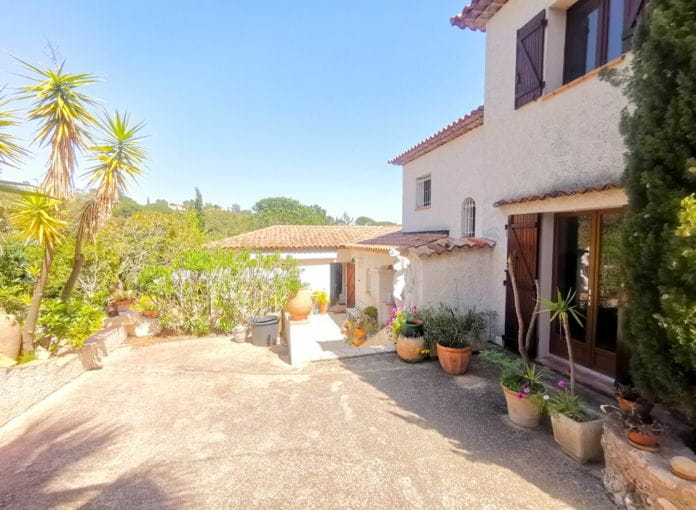 Provençal villa for sale of 250sqm with 5 bedrooms, 2 studios and a 2-room apartment, on landscaped land with swimming pool, in saint aygulf.