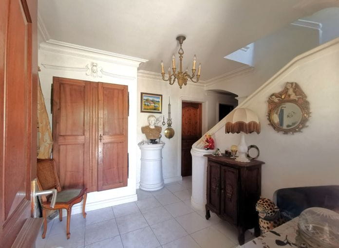 Villa provençale à vendre de 250m² avec 5 chambres, 2 studios et un t2, sur un terrain paysagé et piscinable, à saint aygulf.