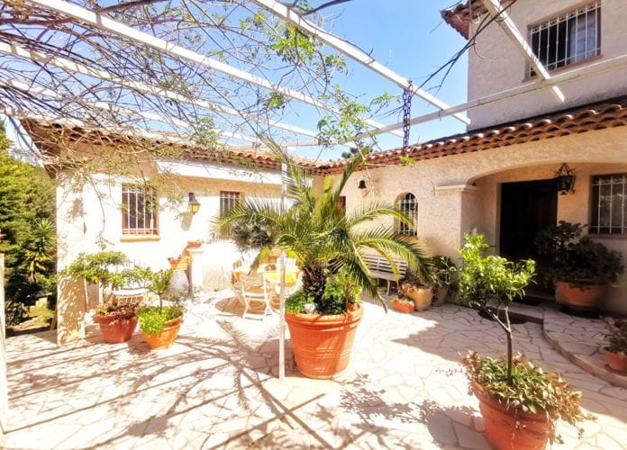 Villa provençale à vendre de 250m² avec 5 chambres, 2 studios et un t2, sur un terrain paysagé et piscinable, à saint aygulf. (2)