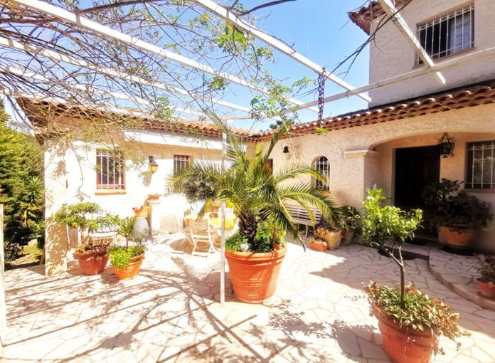 Villa provençale à vendre de 250m² avec 5 chambres, 2 studios et un t2, sur un terrain paysagé et piscinable, à saint aygulf.