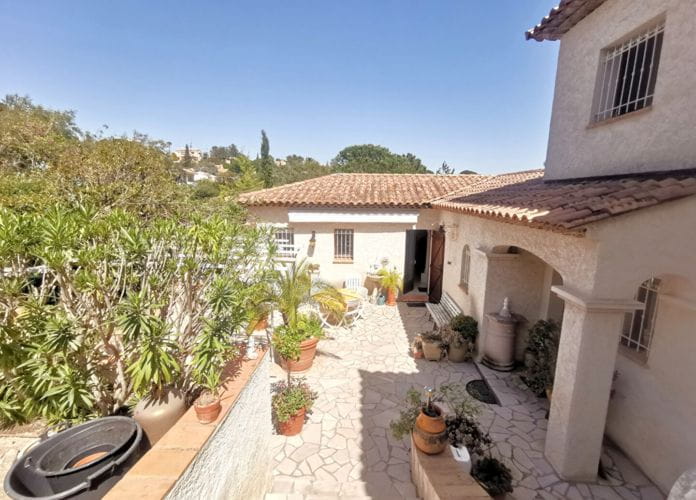 Villa provençale à vendre de 250m² avec 5 chambres, 2 studios et un t2, sur un terrain paysagé et piscinable, à saint aygulf. (0)