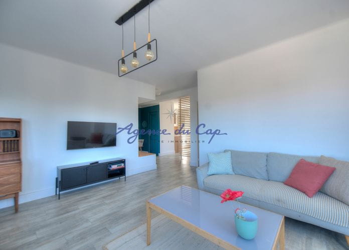 Appartement 3 pieces dernier etage vue mer proche mer et commerces a pied saint raphael boulouris (0)