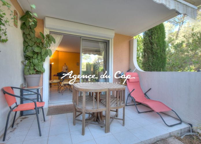 Appartement 2 pieces 41m² et 60m² de jardin a vendre vue golf et piscine saint raphael valescure (3)