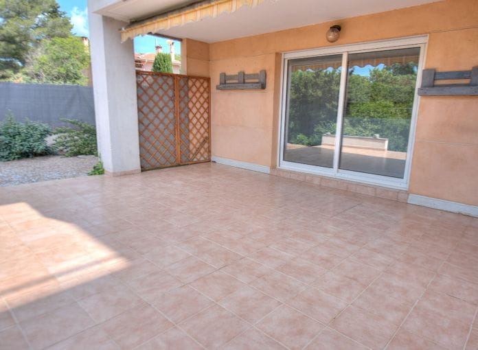 Saint-Raphaël 4 room apartment, ground floor, 83 m2, garage, parking, close to amenities