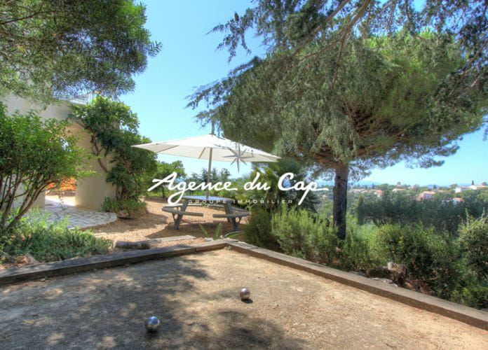 For sale villa of 148 sqm with 5 bedroom pool, pool house, garage and sea view in les issambres (13)