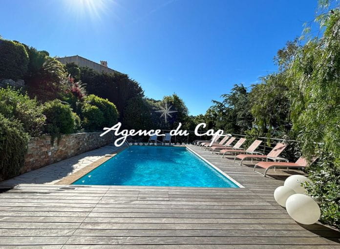 For sale villa of 148 sqm with 5 bedroom pool, pool house, garage and sea view in les Issambres