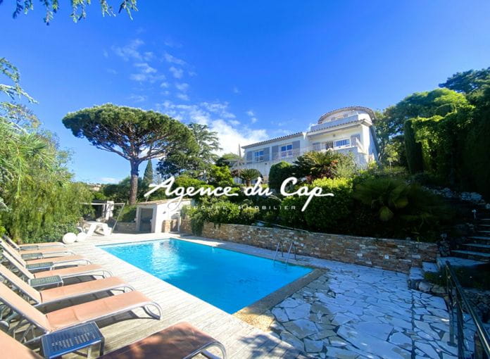 For sale villa of 148 sqm with 5 bedroom pool, pool house, garage and sea view in les Issambres