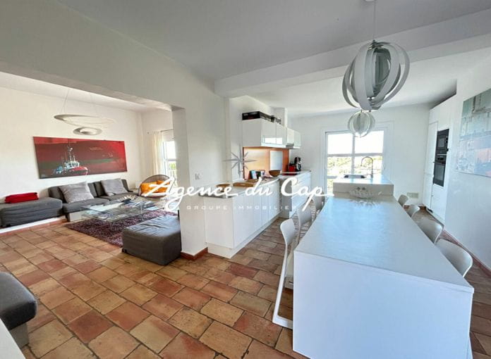 For sale villa of 148 sqm with 5 bedroom pool, pool house, garage and sea view in les Issambres