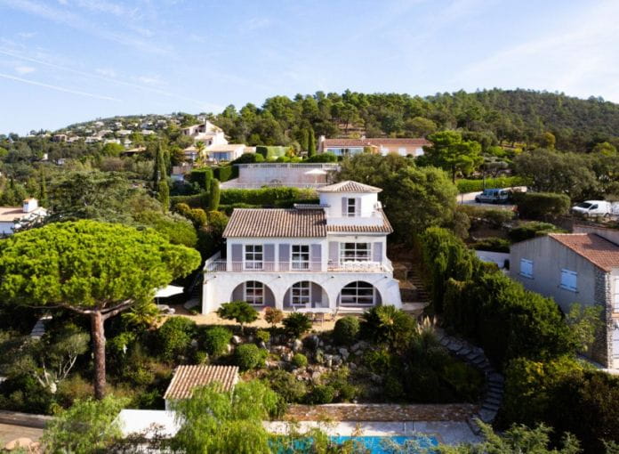 For sale villa of 148 sqm with 5 bedroom pool, pool house, garage and sea view in les Issambres