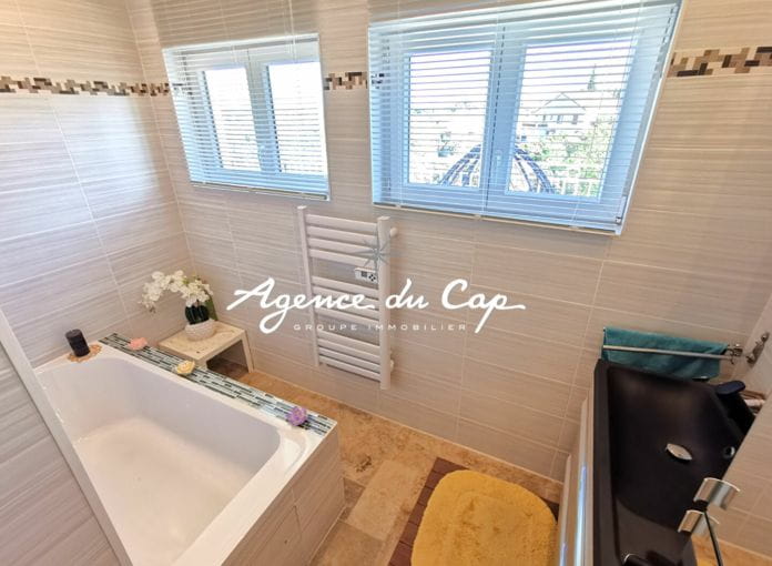 À vendre villa 5 chambres avec vue mer proche centre ville avec piscine et garage double, à saint aygulf