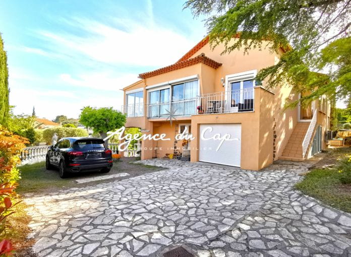 À vendre villa 5 chambres avec vue mer proche centre ville avec piscine et garage double, à saint aygulf