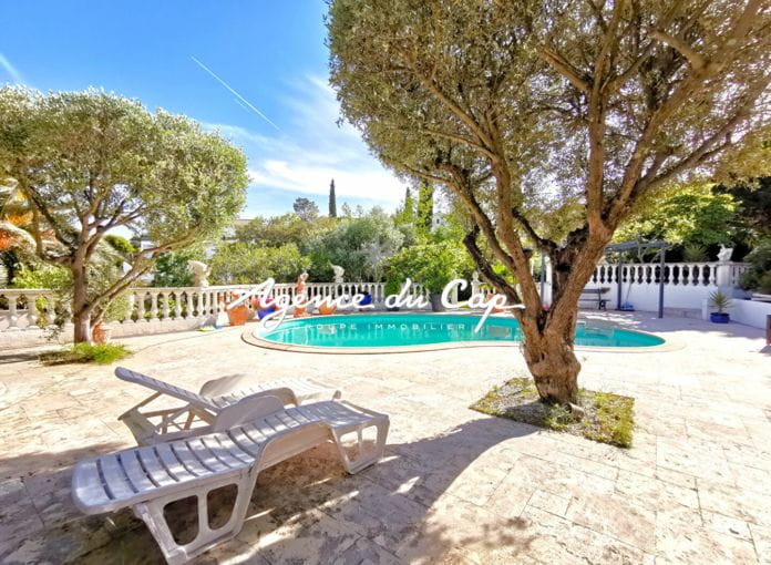 À vendre villa 5 chambres avec vue mer proche centre ville avec piscine et garage double, à saint aygulf