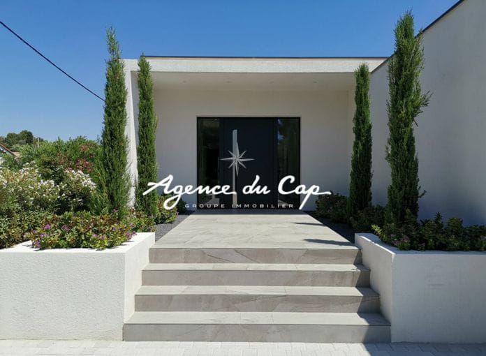 Contemporary villa of 276 sqm with sea view, 4 suites, living room of 110 sqm, swimming pool and garage, close to the sea and town center of saint-aygulf