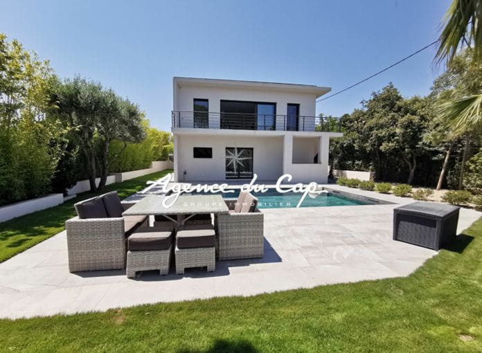 Contemporary villa of 276 sqm with sea view, 4 suites, living room of 110 sqm, swimming pool and garage, close to the sea and town center of saint-aygulf