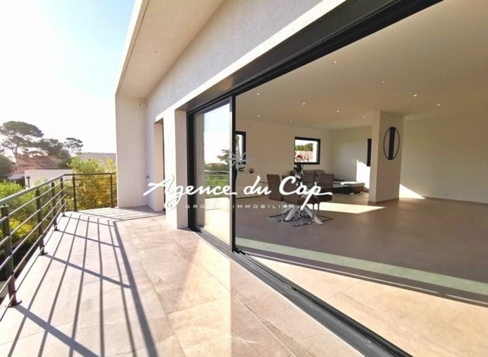 Contemporary villa of 276 sqm with sea view, 4 suites, living room of 110 sqm, swimming pool and garage, close to the sea and town center of saint-aygulf