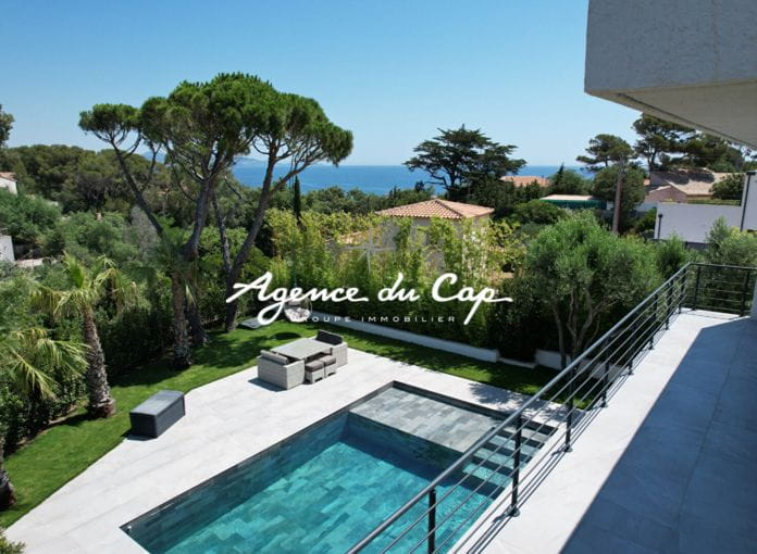 Villa contemporaine de 276 m² avec vue mer, 4 suites, séjour de 110 m², piscine et garage, proche mer et centre-ville de saint-aygulf