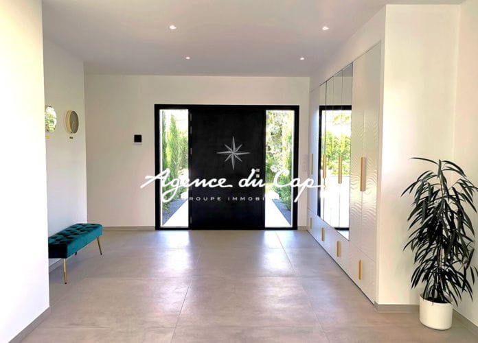 Villa contemporaine de 276 m² avec vue mer, 4 suites, séjour de 110 m², piscine et garage, proche mer et centre-ville de saint-aygulf (10)