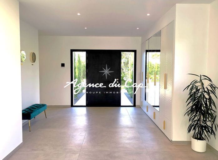 Villa contemporaine de 276 m² avec vue mer, 4 suites, séjour de 110 m², piscine et garage, proche mer et centre-ville de saint-aygulf